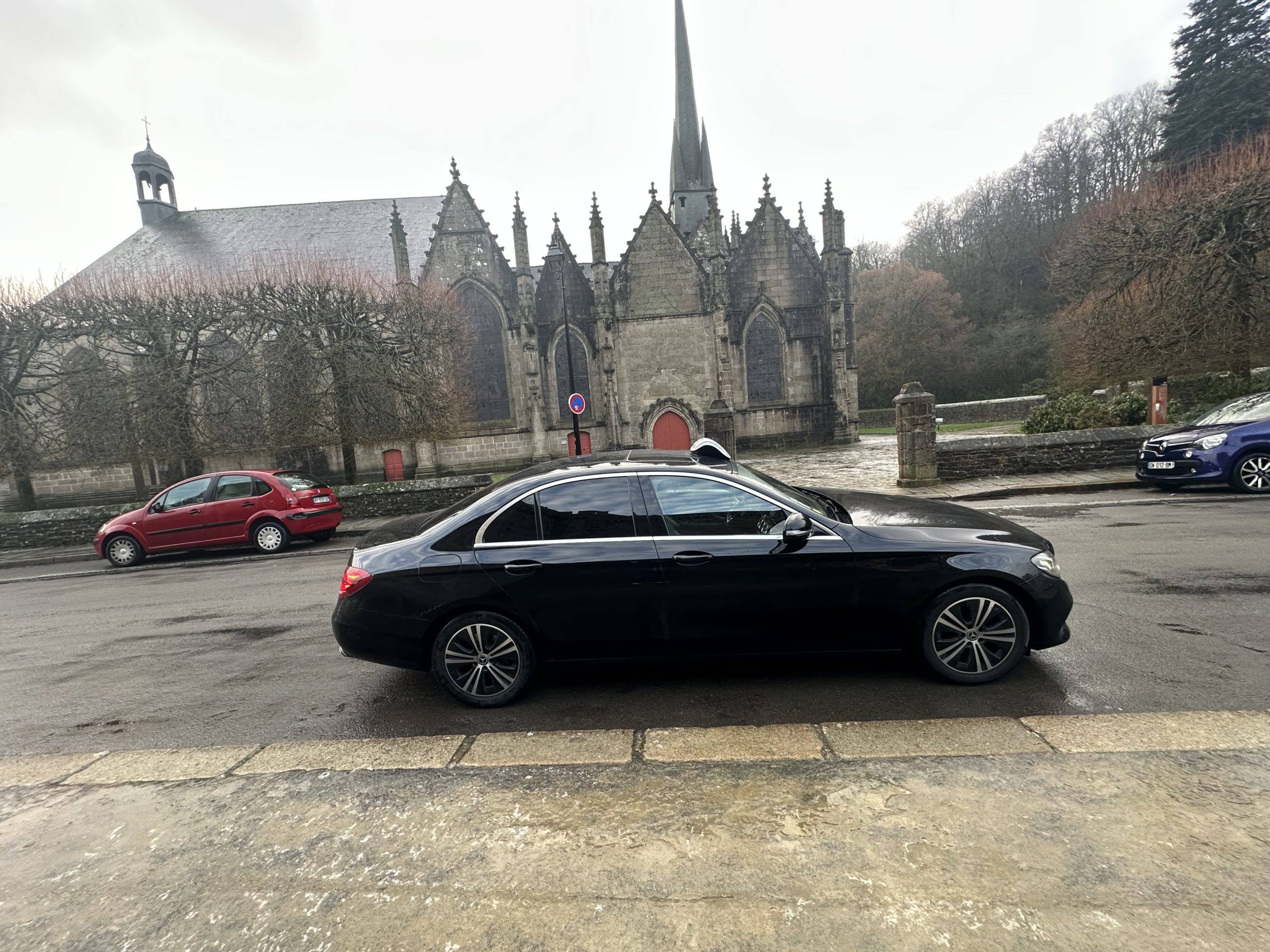 Véhicule taxi confortable à Rennes centre – Transfert Gare de Rennes, Aéroport Rennes Bretagne, CHU Rennes – Taxi disponible immédiatement 7j/7. Véhicule taxi confortable à Rennes centre – Transfert Gare de Rennes, Aéroport Rennes Bretagne, CHU Rennes – Taxi disponible immédiatement 7j/7.